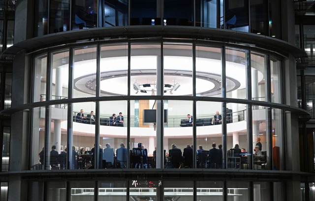 Der Sitzungsraum des Haushaltsausschusses zum Bundeshaushalt 2026 von auen.  | Foto: dpa