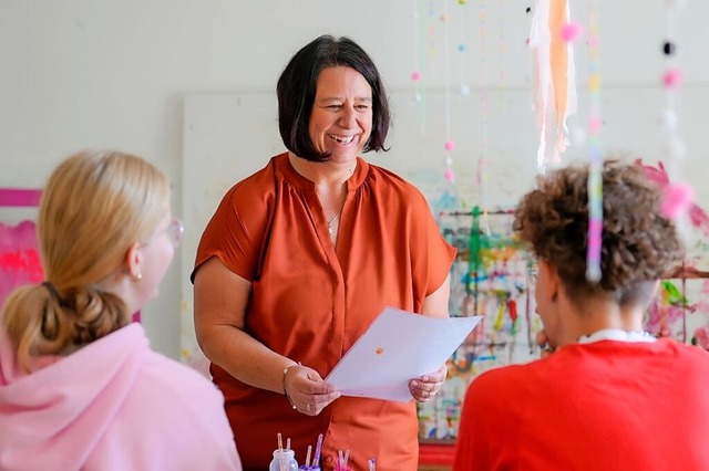 Junge, motivierte Erzieher sind gesuch...sagt Erzieherin Nicole Peters (Mitte).  | Foto: Kirsten Neumann (dpa)