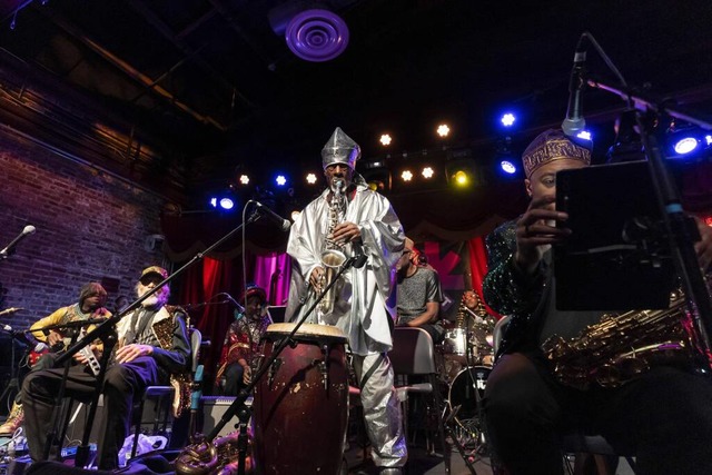 Der 100-jhrige Marshall Allen im Frh... auf der Bhne mit dem Sun Ra Arkestra  | Foto: Lev Radin (Imago Images)