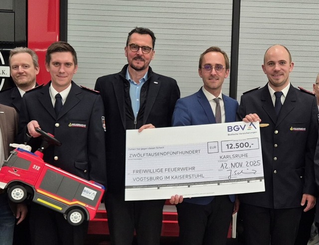 Symbolisch berreichte BGV-Vorstand J... Gemeinde und der Feuerwehr Vogtsburg.  | Foto: Sebastian Ehret