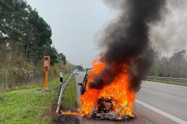 Feuerwehr lscht brennendes Auto auf A5 zwischen Neuenburg und Heitersheim