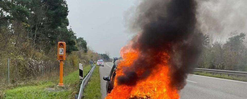 Feuerwehr lscht brennendes Auto auf A5 zwischen Neuenburg und Heitersheim