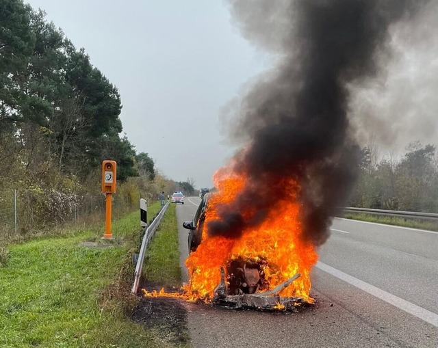 Ein Auto stand am Freitagmorgen auf de...euenburg und Heitersheim in Vollbrand.  | Foto: Feuerwehr Neuenburg