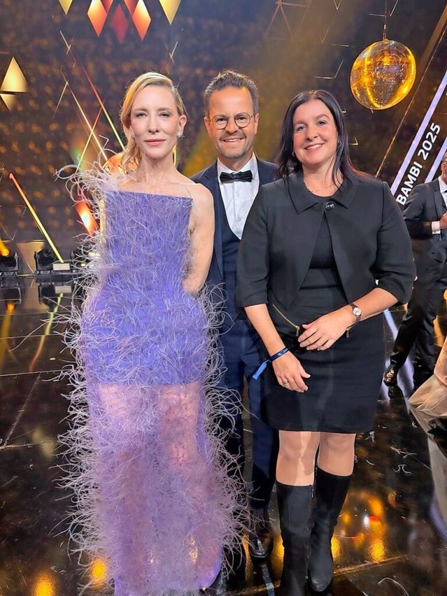 Cate Blanchett posiert mit Offenburgs ...fens und Ehefrau Anne fr die Kameras.  | Foto: Stadt Offenburg