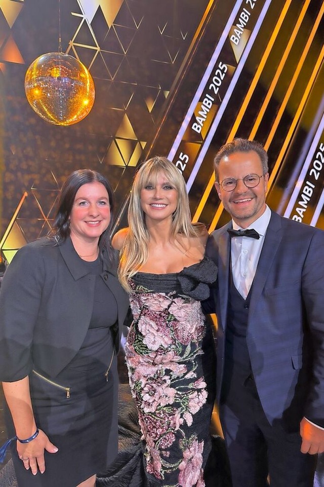 Und auch Heidi Klum posiert mit Offenburgs OB Marco Steffens und Ehefrau Anne.  | Foto: Stadt Ofenburg