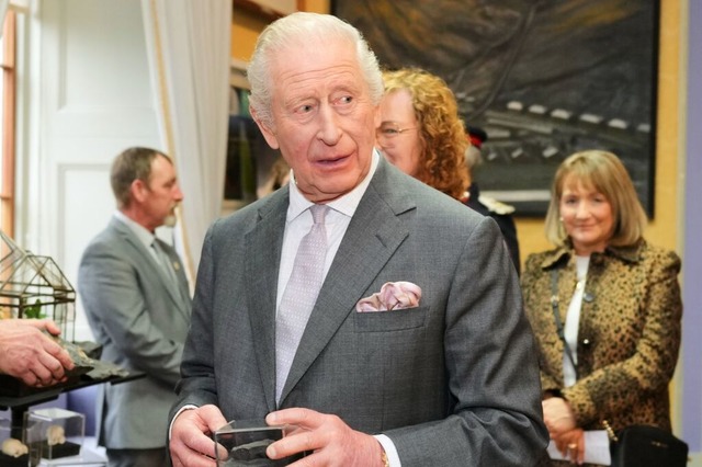 Der britische König Charles III. hält ... des Geburtstags des Königs teilnimmt. | Foto: Kin Cheung (dpa) Der britische König Charles III. hält ... des Geburtstags des Königs teilnimmt. | Foto: Kin Cheung (dpa)