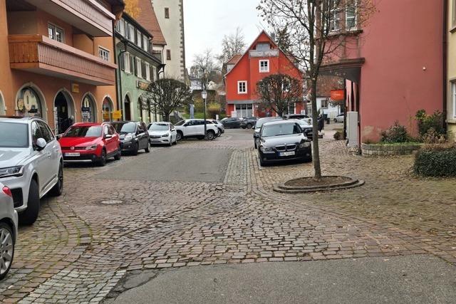 Marode Strae sorgt fr Kopfzerbrechen: Lffinger Gemeinderat prft barrierefreien Seitenstreifen in Kirchstrae