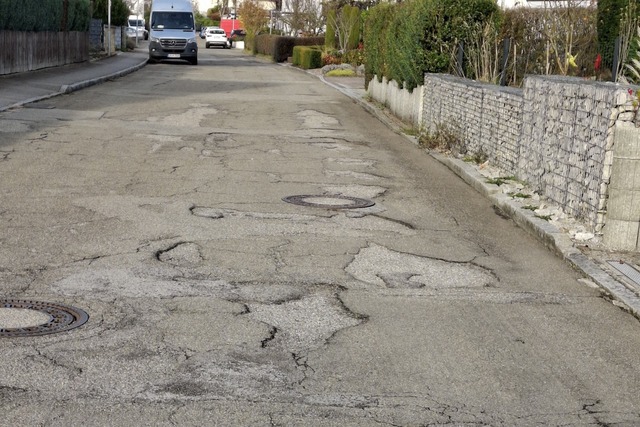 Schlaglcher in der Talstrae &#8211; ...zahlreichen Problemthemen in Langenau.  | Foto: Gudrun Gehr