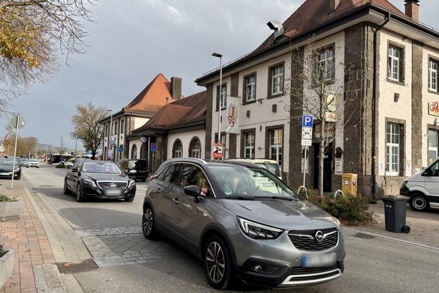 Breisacher Jugendliche bergeben Petition fr mehr Sicherheit im Verkehr am Bahnhof