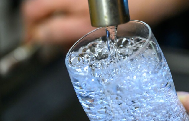 In Teilen Vogtsburg sollte man das Wasser vor dem Trinken abkochen.  | Foto: Hendrik Schmidt (dpa)