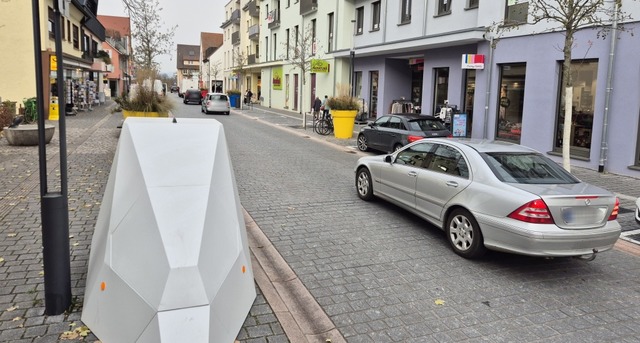 Autos dürfen in der zentralen Neuenbur... doch der Blitzer steht stadteinwärts. | Foto: Hannes Selz Autos dürfen in der zentralen Neuenbur... doch der Blitzer steht stadteinwärts. | Foto: Hannes Selz