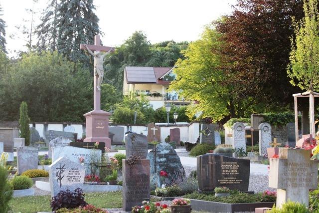 Grabnutzung, Kapelle, Aufbahrungsraum:  Btzingen erhht Friedhofsgebhren