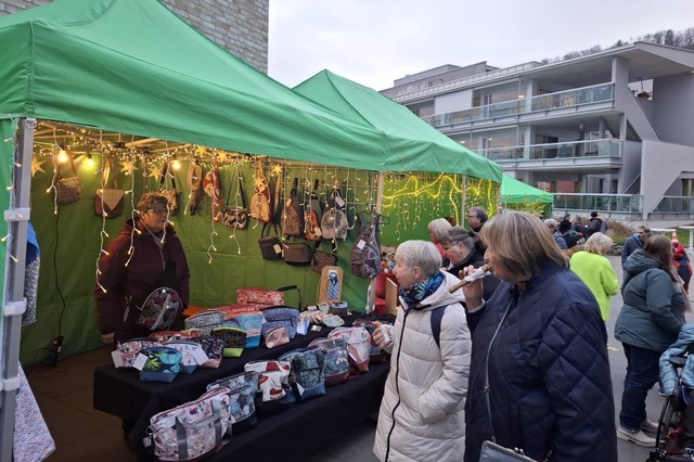 Schon nachmittags war der Andrang rund um die Buden gro.  | Foto: Heinz und Monika Vollmar