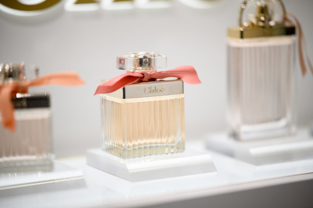 Der Mann soll laut Polizei 20 Parfmflaschen gestohlen haben.  | Foto: dpa