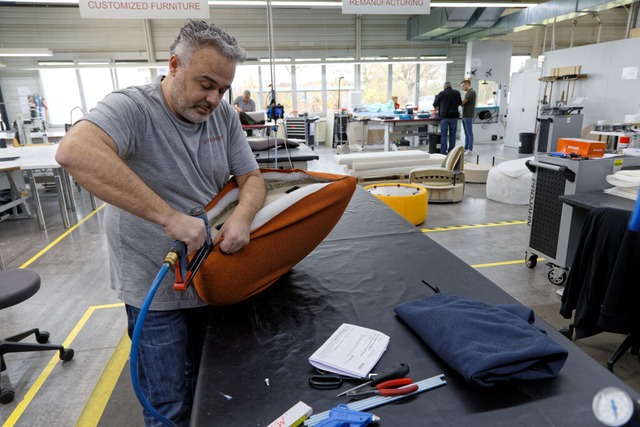 Fr das Sitzmbelprogramm Incycle erh...tion ist stark von Handarbeit geprgt.  | Foto: Martin Wendel