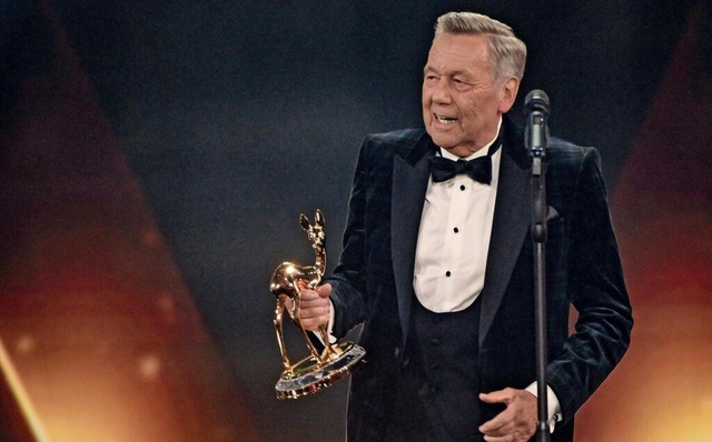 Emotionaler Moment: Roland Kaiser mit Bambi. | Foto: Peter Kneffel/dpa Emotionaler Moment: Roland Kaiser mit Bambi. | Foto: Peter Kneffel/dpa