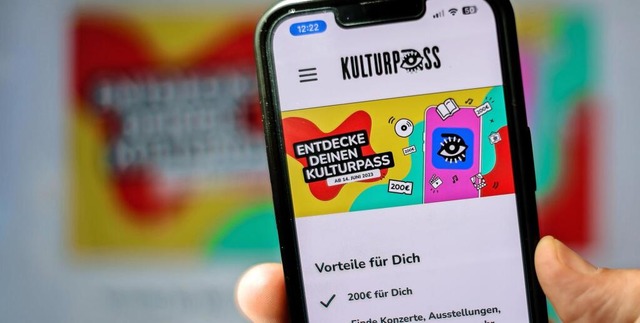 Nicht sonderlich beliebt: Die Website ...endliche ist auf einem Handy geffnet.  | Foto: Jan Woitas/dpa