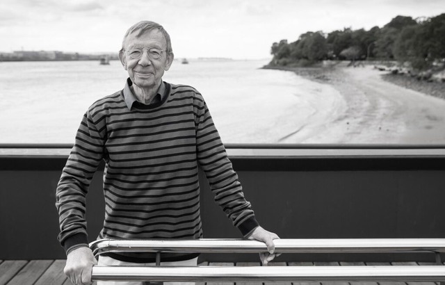 Hark Bohm, Regisseur, steht auf dem F...ck in Hamburg. (Archivbild von 2019).  | Foto: Ulrich Perrey (dpa)