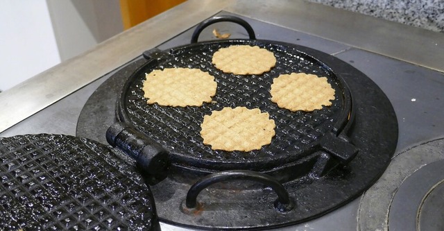 Das Waffeleisen, das zum Einsatz kommt, ist mehr als 200 Jahre alt.  | Foto: Lara Bhler