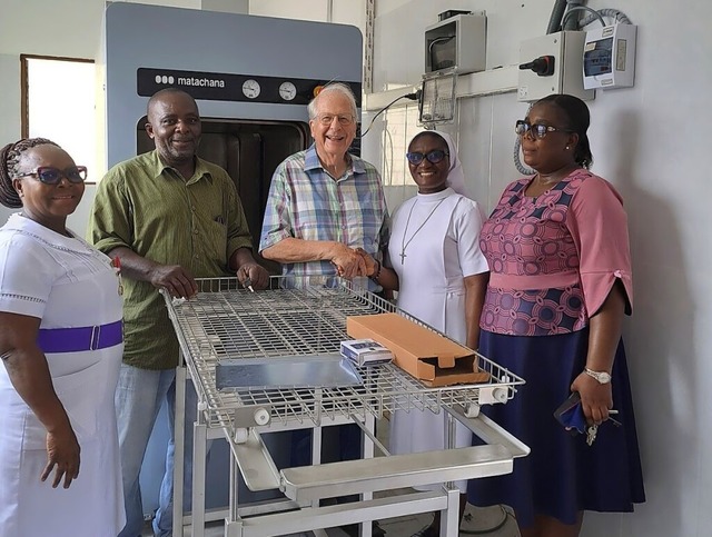 Detmer Hasselmann (Mitte) bergibt einen Sterilisator.  | Foto: Ghana-Hilfe
