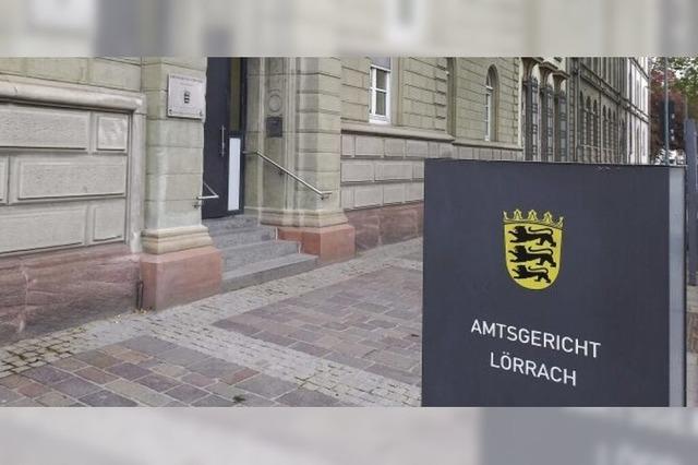 Ein Mann steht in Lrrach vor Gericht, weil er einem Finanzbeamten ber den Fu gefahren ist