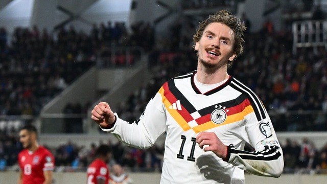 Deutschlands Nick Woltemade jubelt nach seinem Treffer zum 0:2.  | Foto: Federico Gambarini (dpa)