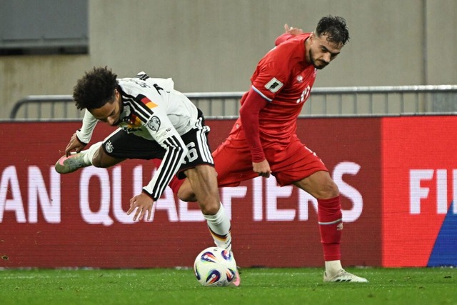 Deutschlands Kevin Schade und Luxemburgs Danel Sinani kmpfen um den Ball.  | Foto: Federico Gambarini (dpa)