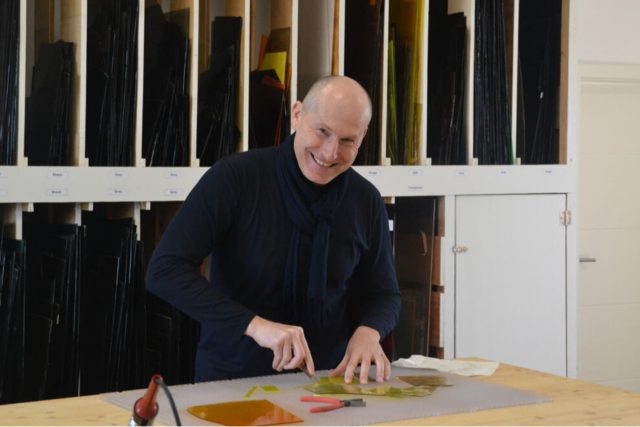 So setzt ein Knstler aus March Buntglas zu Kirchenfenstern zusammen