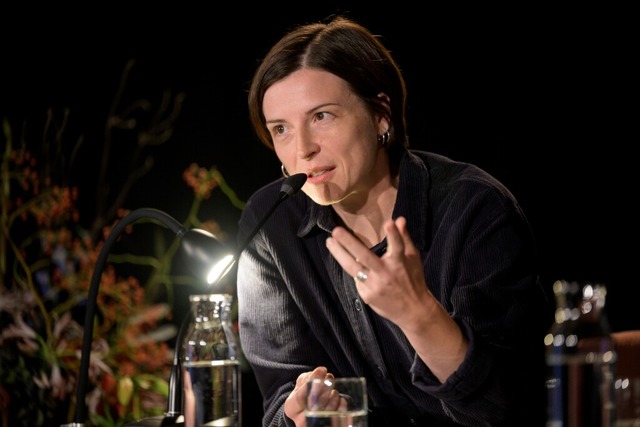 &#8222;Triple&#8220;-Siegerin Dorothee...mber beim Freiburger Literaturgesprch  | Foto: Marc Doradzillo