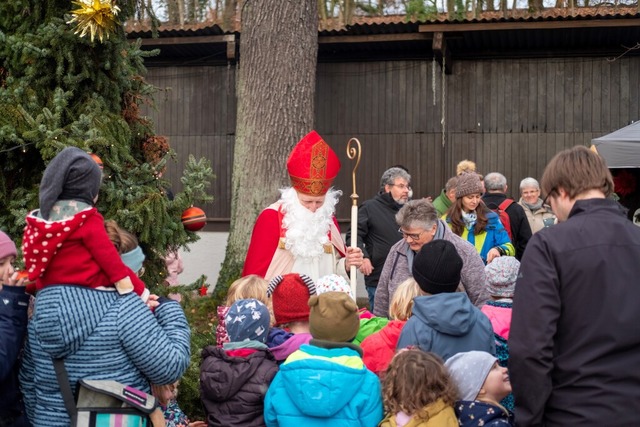 Als der Nikolaus dem Wald-Weihnachtsma...gestattet hatte, war der Andrang gro.  | Foto: Claudia Mantl