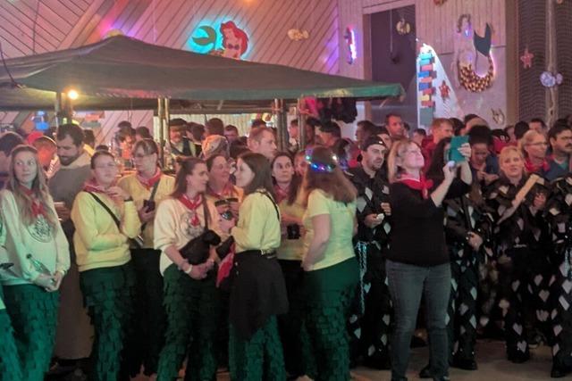 Fasnacht in Todtnau: Zum Start bringt der Hrus einen Schneeschieber mit