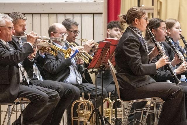 Doppelkonzert in Hausen: Hebelmusik und Stadtmusik Zell sind gut aufgelegt