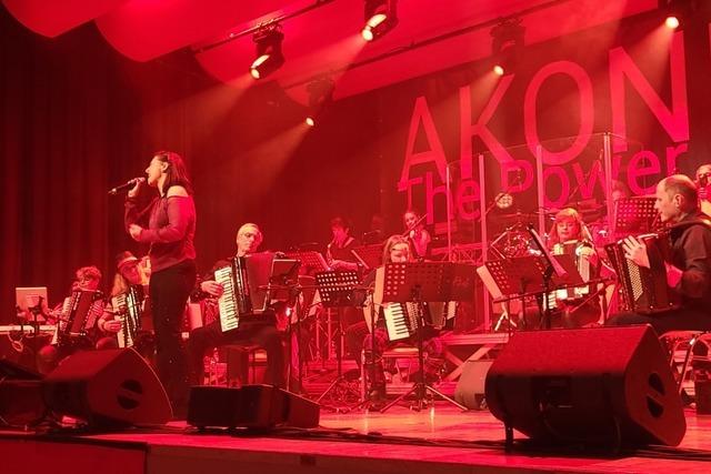 Akkordeonorchester Akonima begeistert 450 Fans in der Stadthalle Wehr
