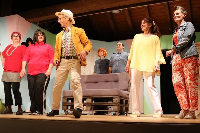 Eine Wohngemeinschaft mit schrgen Figuren begeistert das Publikum beim Grafenhausener Kellertheater