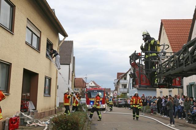 Feuerwehr Ringsheim absolviert Jahreshauptbung erfolgreich und macht Kinder glcklich