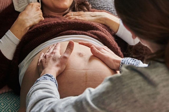 Hebammen soll nach dem Willen der Frei...enburg ihre Arbeit erleichtert werden.  | Foto: Annette Riedl (dpa)