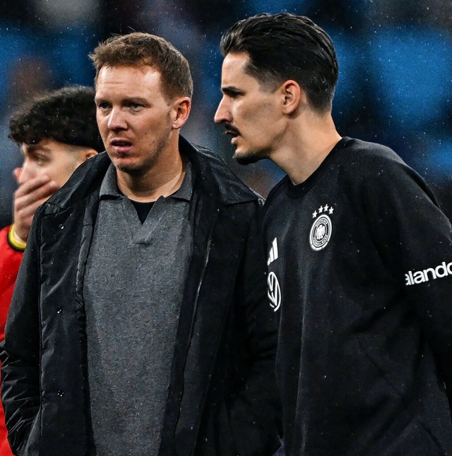 Rätseln über den spielerischen Vortrag...nn (l.) und Assistent Benjamin Hübner. | Foto: Gambarini/dpa Rätseln über den spielerischen Vortrag...nn (l.) und Assistent Benjamin Hübner. | Foto: Gambarini/dpa