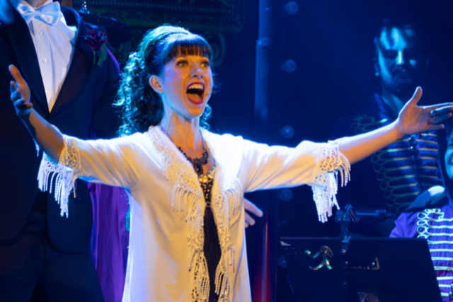 Glitzer, Glamour, Gefhle: Gloria-Theater poliert Erfolgsshow auf