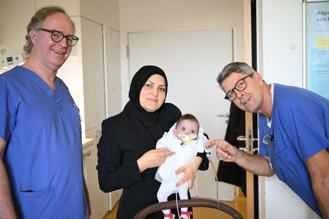 Sema mit ihrer Mutter; links: der Chef... Ringle, rechts: Chefarzt Kai Siedler.  | Foto: Bernd Weibrod (dpa)