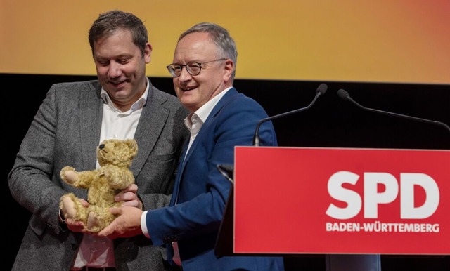 Beim Landesparteitag der SPD Baden-Wr...der Ulmer Donauhalle einen Teddybren.  | Foto: Stefan Puchner (dpa)