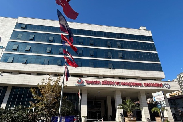 Das Taksim-Krankenhaus in Istanbul. Hi...ach Vergiftungserscheinungen behandelt  | Foto: Mirjam Schmitt (dpa)
