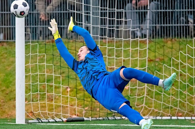 St. Märgens Torhüter Sven Löffler ahnt...Saig) per Strafstoß nicht verhindern. | Foto: Wolfgang Scheu St. Märgens Torhüter Sven Löffler ahnt...Saig) per Strafstoß nicht verhindern. | Foto: Wolfgang Scheu