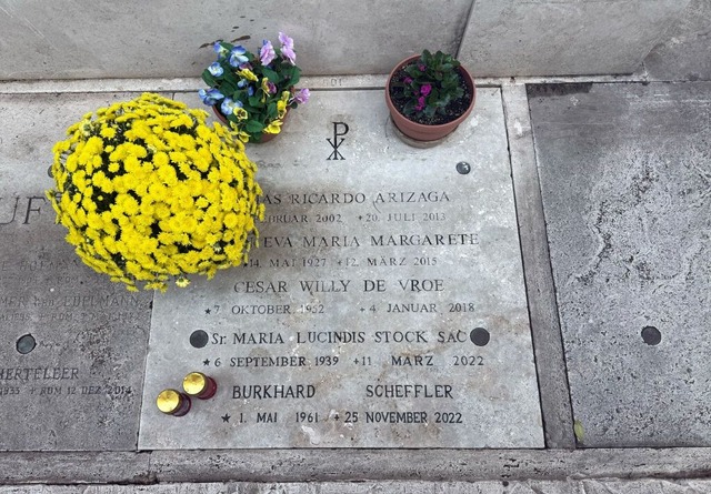 Das Grab des deutschen Obdachlosen Bur... 2022 unter den Kolonnaden im Vatikan.  | Foto: Christoph Sator (dpa)