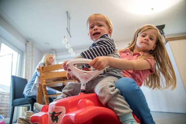 Alle Geschwister streiten mal. Manche ...rst mal machen lassen, raten Experten.  | Foto: Christin Klose (dpa)