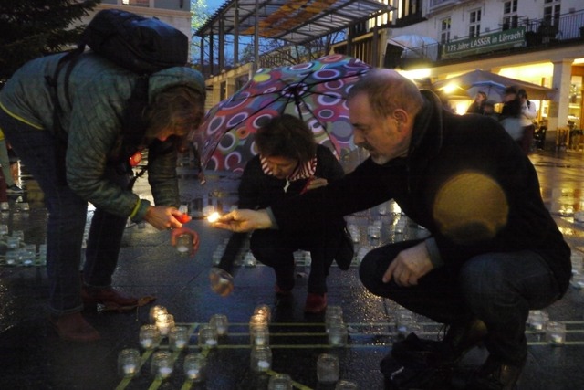 Gudrun Schemel, Landrtin Marion Damma...r Jrg Lutz beim Entznden der Kerzen.  | Foto: Caritas