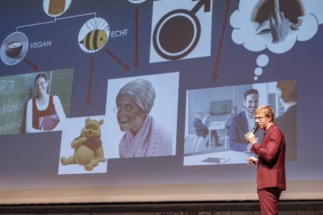 Beim Powerpoint-Karaoke im Lrracher Burghof wird auch das langweiligste Thema zur Riesengaudi