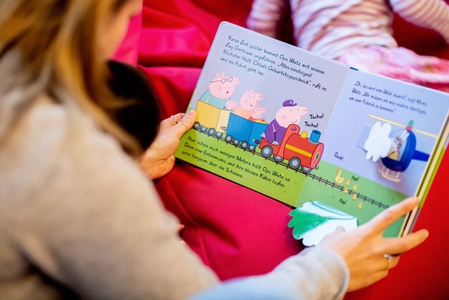 Wie man Kinder durch Vorlesen in ihrer...en Fachtages im Lrracher Landratsamt.  | Foto: Hauke-Christian Dittrich (dpa)