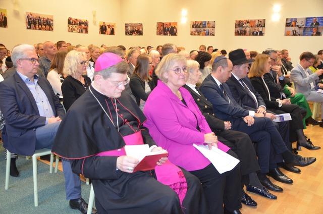 Viele waren der Einladung zum Festakt ...ondern auch nach vorne geschaut wurde.  | Foto: Sabine Ehrentreich 