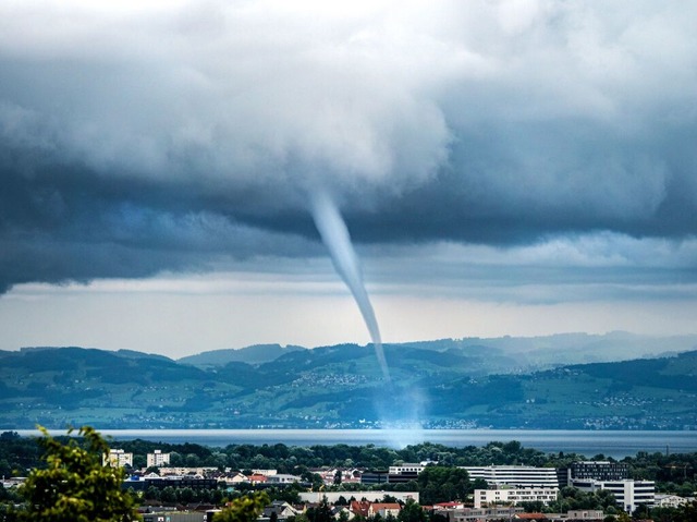 Eine Wasserhose ber dem Bodensee &#8211; auch sie gilt als Tornado.  | Foto: Christoph Sommergruber (dpa) 