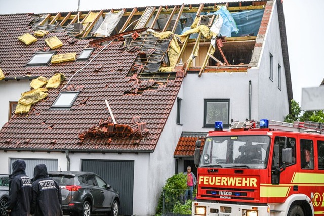In Donaustetten deckte im Juni der Tornado die Dcher von Husern ab.  | Foto: Jason Tscheplijakow (dpa) 